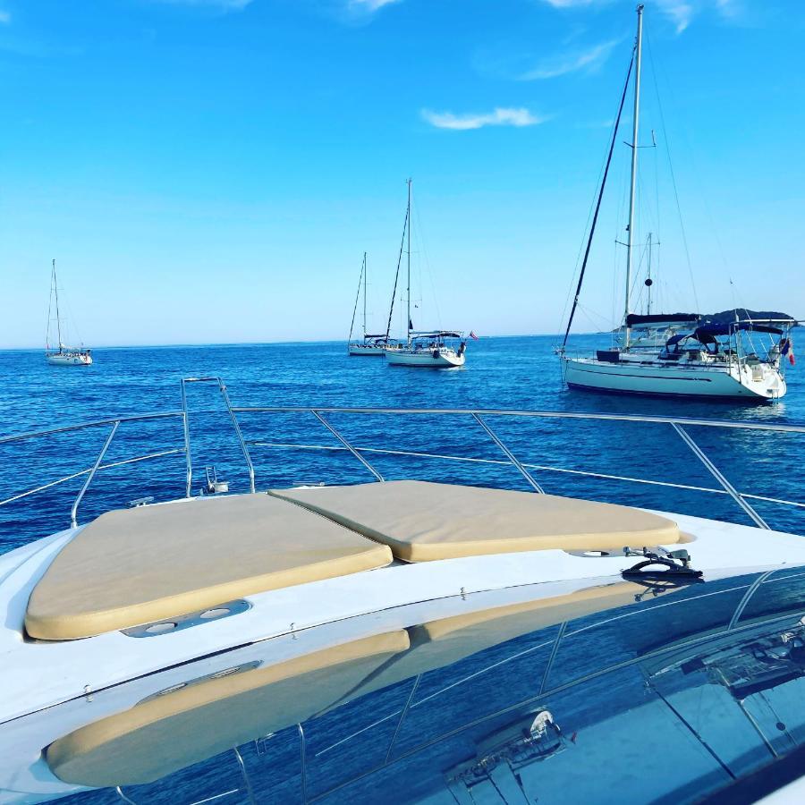 Yacht 22m Nuit Insolite Au Vieux Port, Bateau-hôtel *